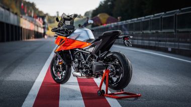 KTM 1390 Super Duke GT 2025 vista da dietro