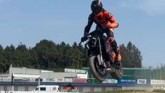 KTM 1390 Super Duke: video stunt super moto sui social