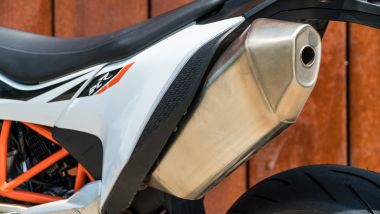 KTM 690 SMC R 2019: lo scarico di serie. Tra gli optional c' è anche l'Akrapovic