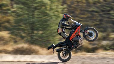 KTM 790 Adventure 2025 su una ruota