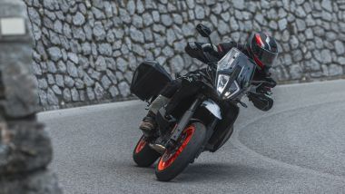 KTM 890 SMT: esplosiva, funambolica, divertente e più confortevole del previsto. Migliorabile la protezione aerodinamica