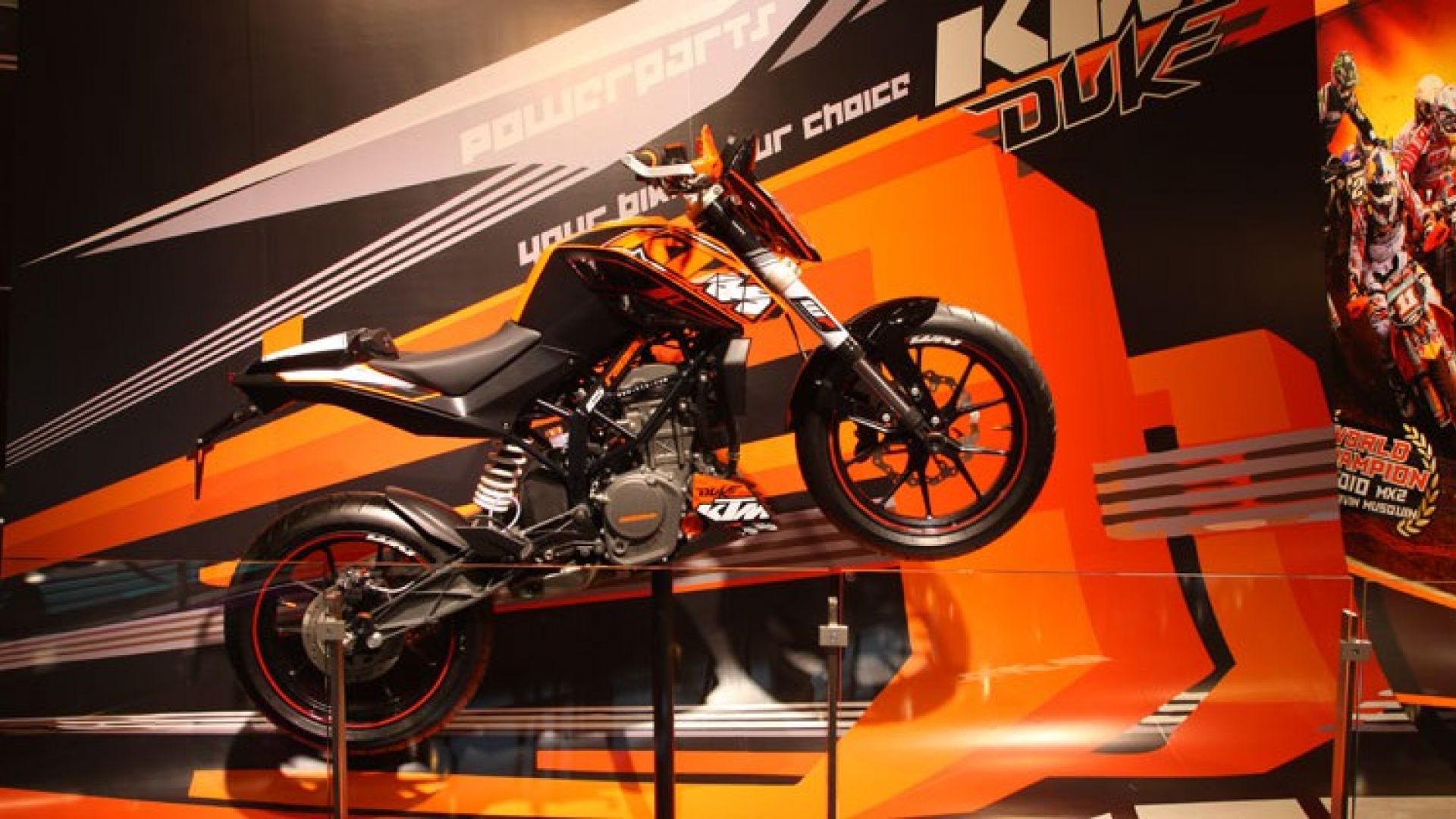 ktm duke 125 showroom