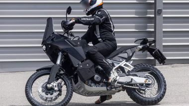 KTM: la nuova 990 Adventure 2025 nelle foto spia