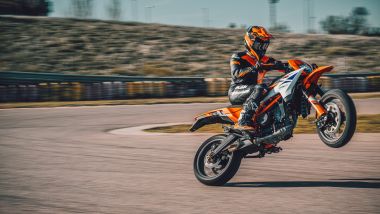 KTM presenta le motard 125 e 390 SMC R