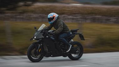 KTM RC 990 R 2025: la prova del prototipo da parte di MCN