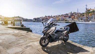 Kymco AK 550 Premium: 3/4 anteriore