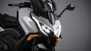 Kymco AK575 Premium 2025, il frontale è protettivo e il plexiglass si regola elettricamente