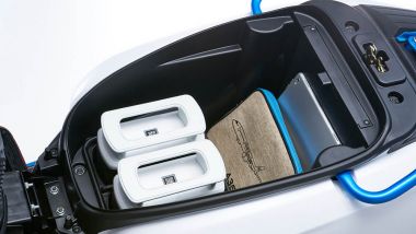 Kymco Like EV: il vano sottosella può ospitare batterie aggiuntive o il casco integrale