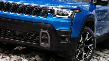 l frontale squadrato della nuova Jeep Cherokee 2026
