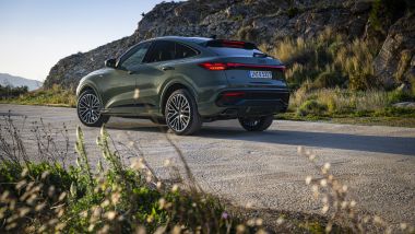 La coda sfuggente e muscolosa della nuova Audi Q5 Sportback 2025