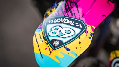 La grafica della CFMOTO Vandal 450 non è certo anonima