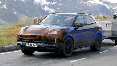 La griglia frontale della nuova Porsche Cayenne 2026 si ispira alla 911 Hybrid