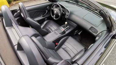 La Honda S2000 dopo il lavaggio a secco, panoramica degli interni