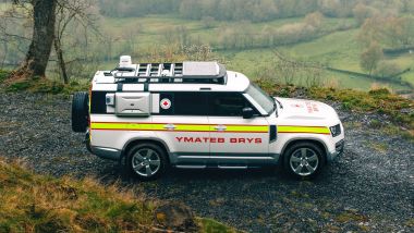 La Land Rover Defender 130 allestita per la Croce Rossa britannica opera in Galles