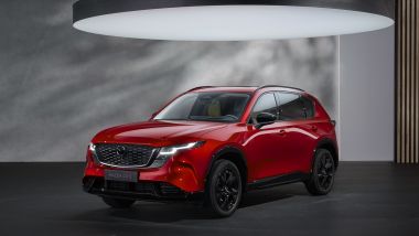 La linea della nuova Mazda CX-5 è definita dai giochi di luce sulle lamiere