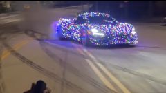 McLaren 720S: in video il bolide ricoperto di luci di Natale