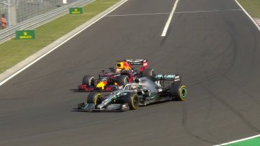 La Mercedes F1 di Lewis Hamilton nel sorpasso decisivo su Verstappen (Red Bull) al GP d'Ungheria 2019