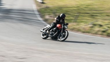 La Moto Guzzi V7 tra le curve