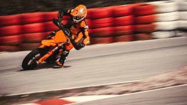 La nuova KTM 450 SMR 2025 in azione in pista