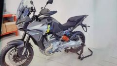 Scheda tecnica e foto spia di nuova Moto Guzzi V100 Stelvio 2023