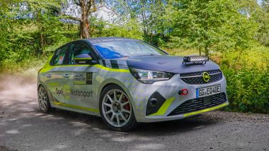 La nuova Opel Corsa-e Rally impegnata nei test di sviluppo
