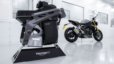 La nuova Triumph Speed Triple 1200 RS con il motore e le batterie della Triumph TE-1 Project