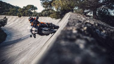 La parabolica non spaventa la KTM 1290 Super Adventure S 2021