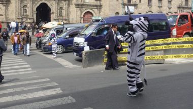 La Paz, Bolivia: ausiliari all'attraversamento... zebrati