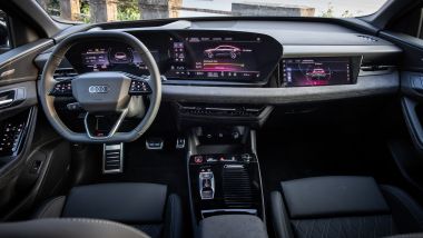 La plancia Audi Digital Stage con il terzo schermo del passeggero su Audi SQ6 e-tron Sportback 2025