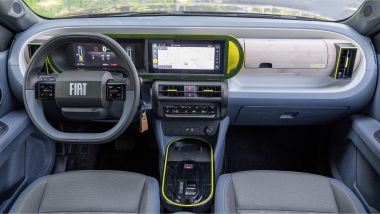 La plancia della Fiat Grande Panda Elettrica gioca con plastiche dure ma dai colori diversi