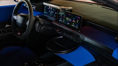 La plancia della Lancia Ypsilon HF 2025 è caratterizzata dal contrasto blu-arancione
