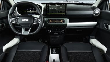 La plancia ha plastiche nude, ma colorate sulla Dacia Spring 2024 Extreme