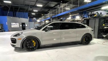 La Porsche Cayenne ''minivan'' allestita per Priscilla Zuckerberg