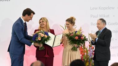 La premiazione in Germania con il governatore del Land, Jean Todt, Corinna e Gina Maria Schumacher | Foto Instagram @land.nrw