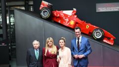 Michael Schumacher premiato in Germania, Corinna si commuove