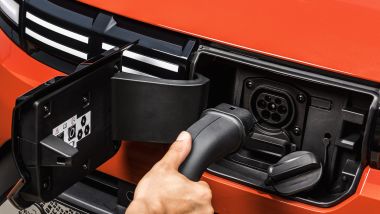 La presa di ricarica al centro del frontale della Dacia Spring 2024 Extreme