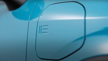 La presa di ricarica della nuova Nissan Leaf 2026 elettrica