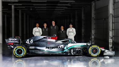 La presentazione della Mercedes F1 W11 con Hamilton, Bottas, Wolff e gli ingegneri Petronas