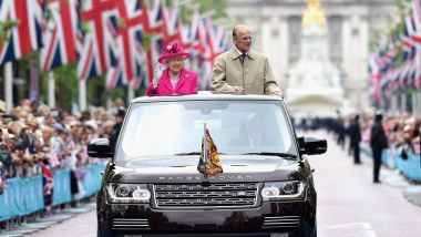 La Regina Elisabetta II con il Principe Carlo su una Land Rover reale