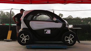 La Renault Twizy equipaggiata con tecnologia E-Cat sulla bilancia