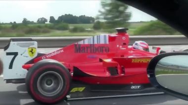 La replica della Ferrari F1 2004 di Schumacher avvistata su un'autostrada della Repubblica Ceca