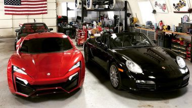 La replica Lykan e la Porsche Boxster S