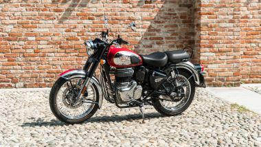 La Royal Enfield Classic 350 in Chrome Red