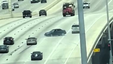 La Saab 9-3 Cabrio trainata al contrario sbanda invadendo le altre corsie