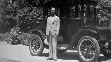 La storia delle auto e delle bici elettriche: Oliver P. Frichtle con la sua auto a batteria