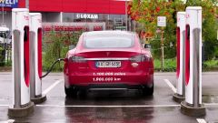 Record: la Tesla da 2.000.000 km vs una vecchia Volvo