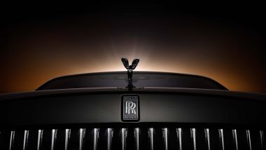 La Vittoria Alata sul frontale della Rolls-Royce Black Badge Ghost Ékleipsis Private Collection