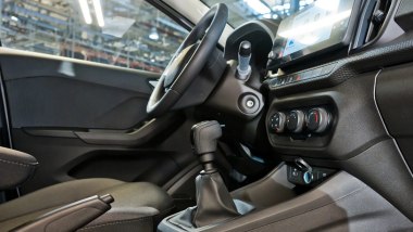 Lada Iskra SW Drive: l'abitacolo della wagon russa con la leva del cambio meccanico