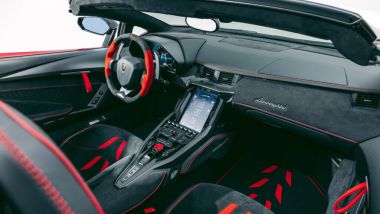 Lamborghini Centenario Roadster: abitacolo realizzato su misura per il cliente