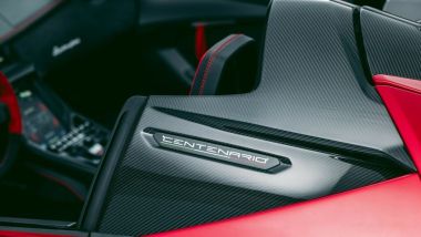 Lamborghini Centenario Roadster: la firma della supercar su sfondo in fibra di carbonio